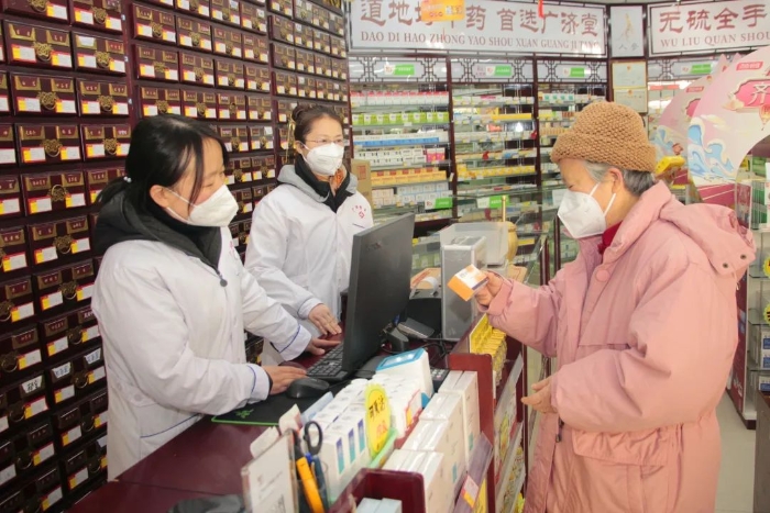 圖為廣濟堂醫(yī)藥長安易居店工作人員在對顧客石阿姨進行用藥指導。（賀一辰攝）