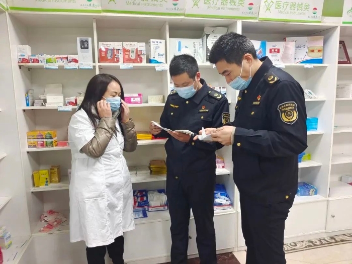 執(zhí)法人員向藥店工作人員了解相關(guān)信息