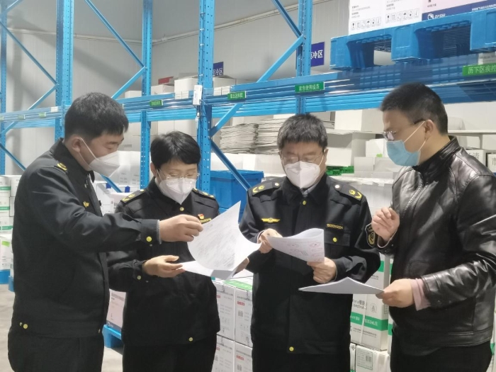 圖為一分局執(zhí)法人員對轄區(qū)內一家新冠病毒疫苗配送企業(yè)進行檢查。