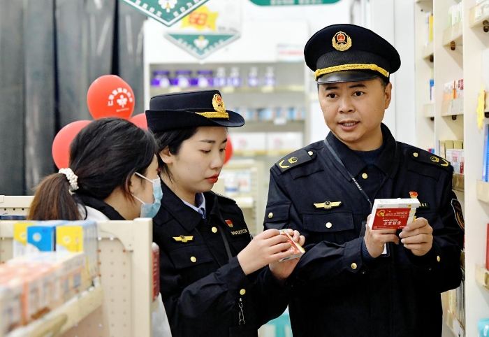 圖為2月6日，該局珍溪鎮(zhèn)市場監(jiān)管所執(zhí)法人員在檢查防疫藥品質(zhì)量。.jpg