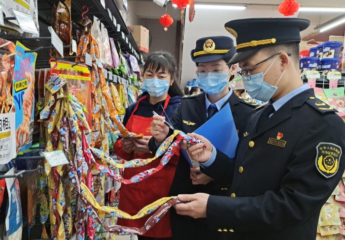 圖為2月1日該局執(zhí)法人員在校園周邊商店內(nèi)檢查小食品。