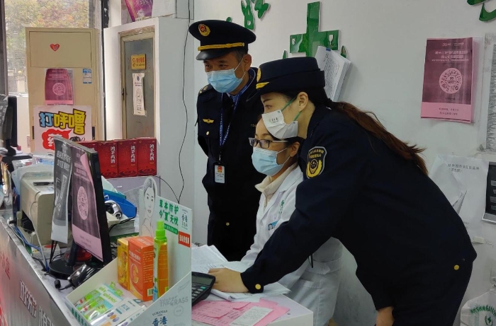 圖為該局執(zhí)法人員在零售藥店對(duì)涉疫藥品的購(gòu)銷情況進(jìn)行現(xiàn)場(chǎng)核查。