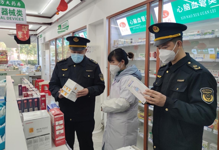 圖為該局執(zhí)法人員在一家零售藥店檢查電子血壓計(jì)。