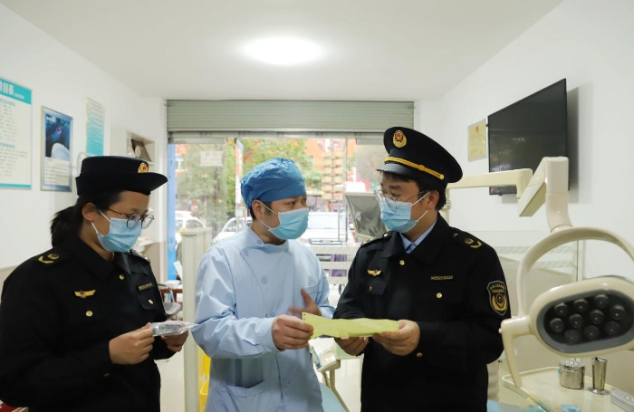 圖為2月7日，該局執(zhí)法人員在一家口腔診所檢查藥械使用情況。