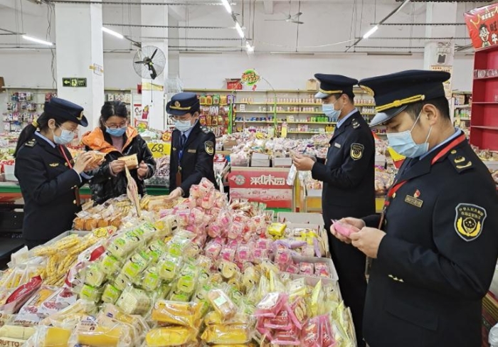 2月8日，該局執(zhí)法人員在一家鄉(xiāng)鎮(zhèn)食品店內(nèi)檢查食品。
