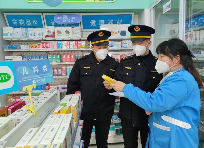 圖為該局執(zhí)法人員在檢查兒童止瀉藥品。