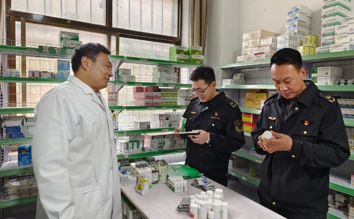 圖為該局執(zhí)法人員在一家藥店進(jìn)行抽檢。