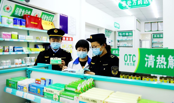 圖為2月14日，該局執(zhí)法人員在一家藥店檢查