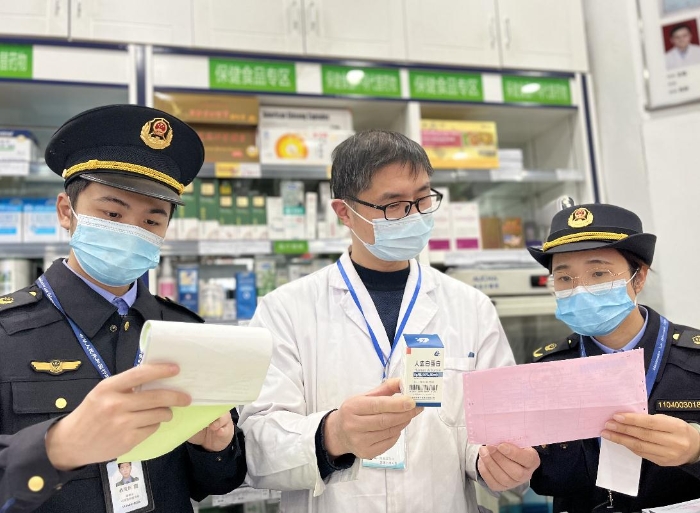 圖為該局執(zhí)法人員對藥店在售人血白蛋白進(jìn)貨記錄進(jìn)行核對。