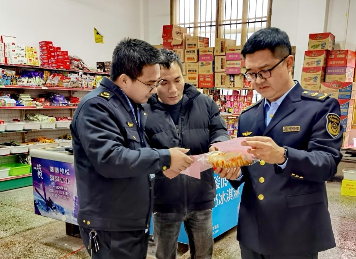 圖為執(zhí)法人員在新田縣城東中學(xué)周邊商店開展食品安全執(zhí)法檢查。