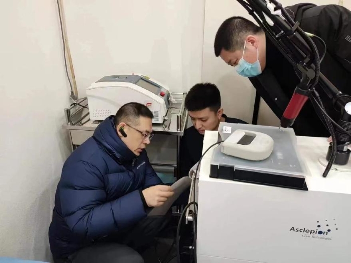 圖為工作人員對醫(yī)療美容機構(gòu)進行指導