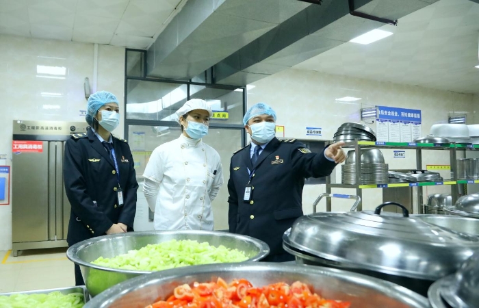南寧市市場監(jiān)管局經(jīng)開分局執(zhí)法人員對學(xué)校食堂后廚進(jìn)行檢查。（何正君 攝）