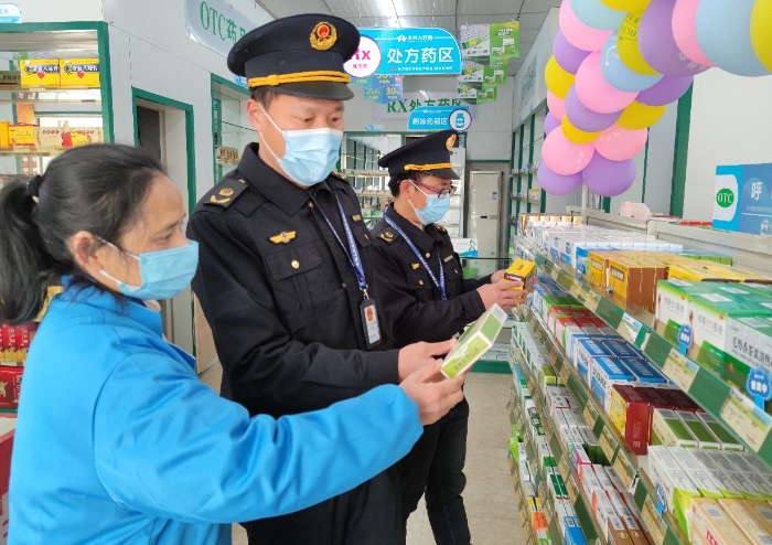 圖為2月17日，該局執(zhí)法人員在一家零售藥店檢查防疫藥品質(zhì)量。