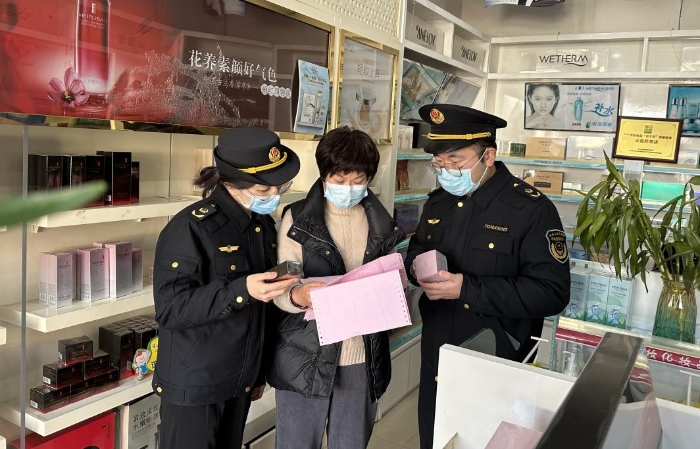 圖為該局執(zhí)法人員正在一家化妝品銷售超市檢查在售化妝品的相關(guān)信息。
