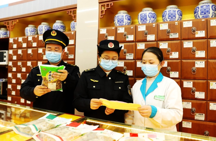 圖為2月21日，該局執(zhí)法人員在一家零售藥店檢查中藥飲片質(zhì)量。
