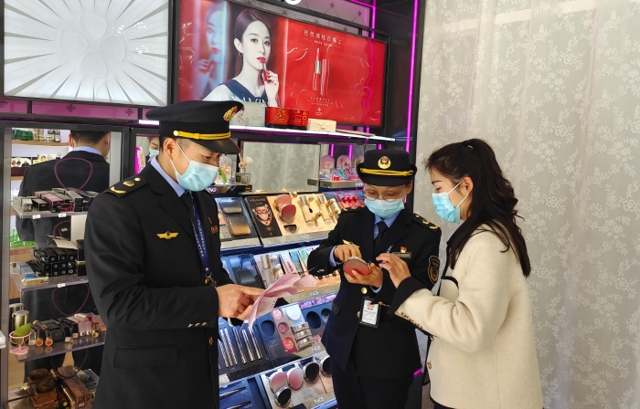 圖為執(zhí)法人員正在一家化妝品零售店開展檢查和宣傳活動。