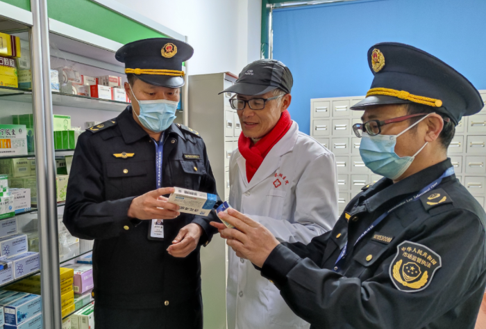 圖為2月28日，該局執(zhí)法人員在一家民營醫(yī)院檢查藥品質(zhì)量。