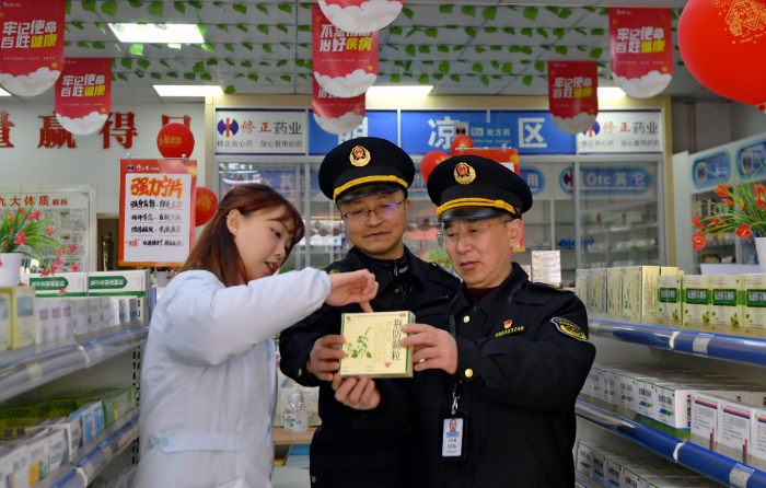 圖為2月28日，該局新妙鎮(zhèn)市場監(jiān)管所執(zhí)法人員在一家藥店檢查藥品銷售情況。