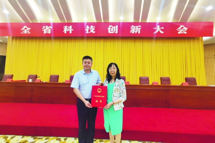 圖為“羅氏婦科補(bǔ)腎安胎法的研究與推廣應(yīng)用”項(xiàng)目榮獲 2020 年度廣東省科學(xué)技術(shù)獎(jiǎng)科技進(jìn)步獎(jiǎng)一等獎(jiǎng)，張春波（左）與羅頌平教授（右）在領(lǐng)獎(jiǎng)現(xiàn)場合影。