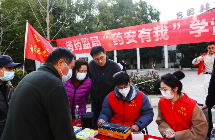 圖為安徽省藥監(jiān)局青年志愿者為小區(qū)居民現(xiàn)場校準(zhǔn)家用電子血壓測量儀。