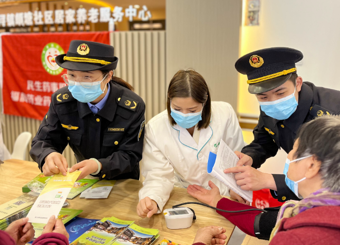 圖為該局組織志愿服務(wù)人員在一家養(yǎng)老機構(gòu)為老年人提供測血壓等藥事惠民服務(wù)。