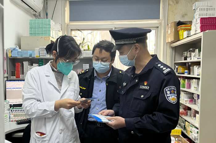 圖為執(zhí)法人員在一家醫(yī)療機(jī)構(gòu)檢查第二類精神藥品儲存條件。