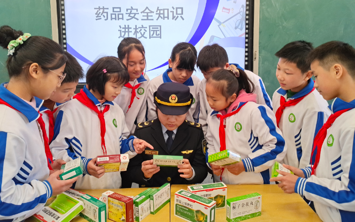 圖為3月5日，該局工作人員在學(xué)校向?qū)W生們科普藥品安全知識(shí)。