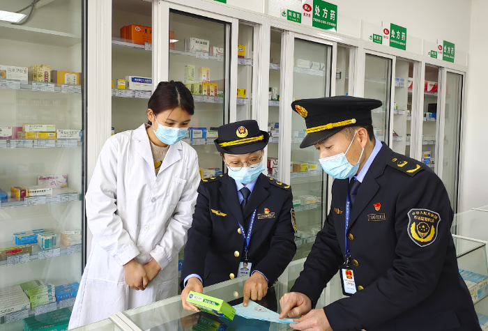 圖為該局執(zhí)法人員在一家藥店檢查藥品購進(jìn)登記記錄。