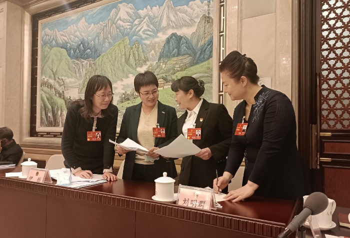 　　3月7日，十四屆全國人大一次會議北京代表團部分代表在小組會議結(jié)束后，繼續(xù)就關(guān)注的話題進行深入交流討論。（涂宣 攝）