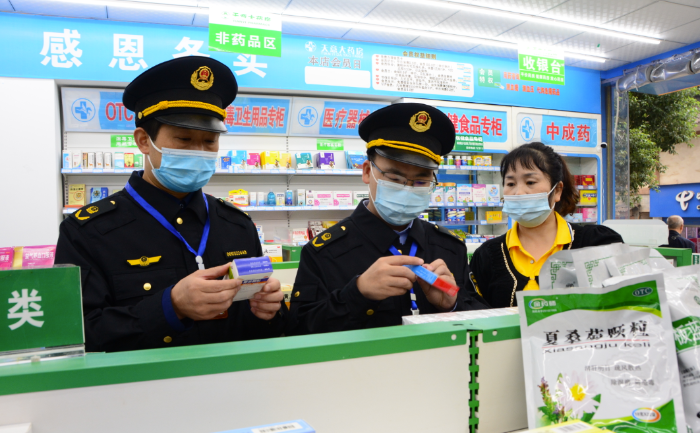 圖為3月7日，該局青羊鎮(zhèn)市場監(jiān)管所執(zhí)法人員在一家藥店檢查。