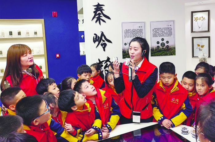 圖為陜西省食藥檢院志愿者為西安高新第一小學(xué)的師生們介紹中醫(yī)藥標(biāo)本。