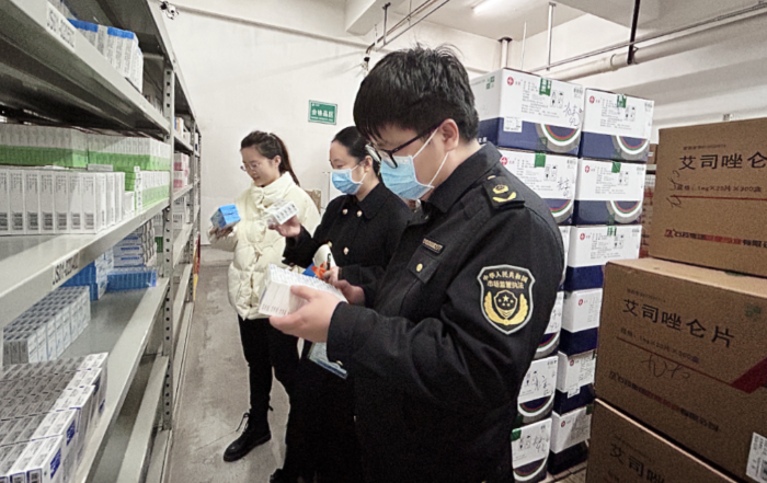 圖為第三分局執(zhí)法人員在一家企業(yè)檢查藥品儲存情況。