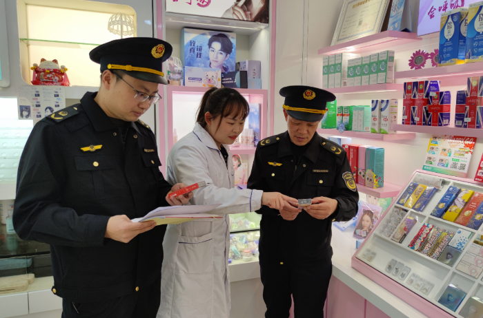 圖為3月10日，該局執(zhí)法人員在一家眼鏡店檢查隱形眼鏡標(biāo)簽標(biāo)識(shí)。