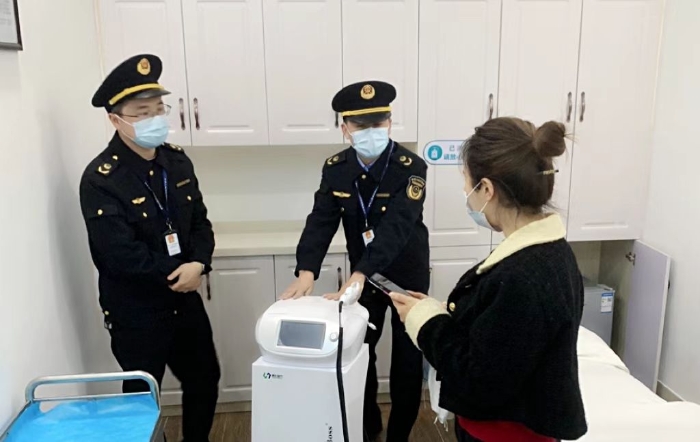 圖為該局執(zhí)法人員在一家醫(yī)美機(jī)構(gòu)內(nèi)檢查其藥品及醫(yī)療器械使用情況。