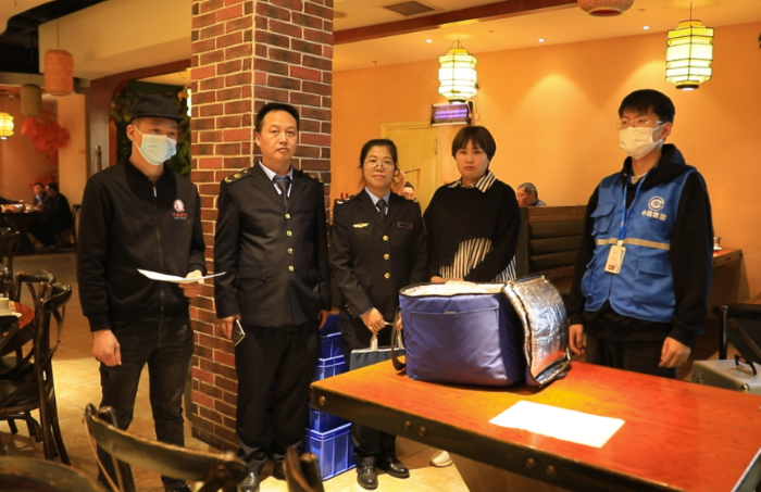 圖為該局執(zhí)法人員在外婆老勺酒店邀請消費(fèi)者共同參與“你點(diǎn)我檢”現(xiàn)場抽檢活動。
