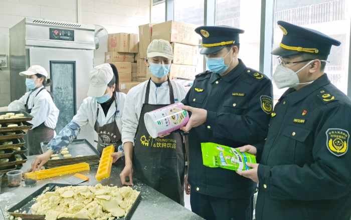 圖為3月20日，該局執(zhí)法人員在一家奶茶店檢查食品添加劑。