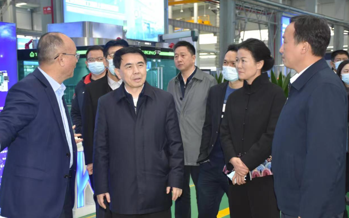 圖為蔣滌非副省長（左二）在楚天科技股份有限公司調(diào)研。