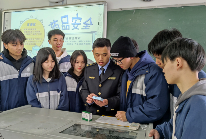 圖為該局工作人員給南豐一家學校的師生講解藥品安全知識。