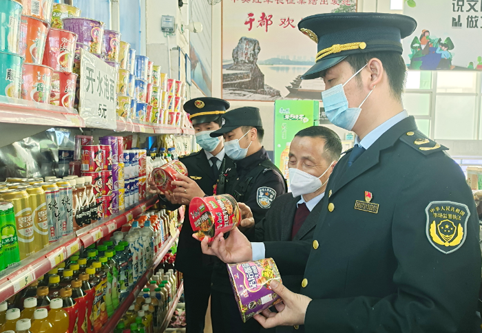 圖為3月24日，該局和縣火車站派出所執(zhí)法人員在于都火車站候車大廳食品經(jīng)營店檢查食品質(zhì)量。