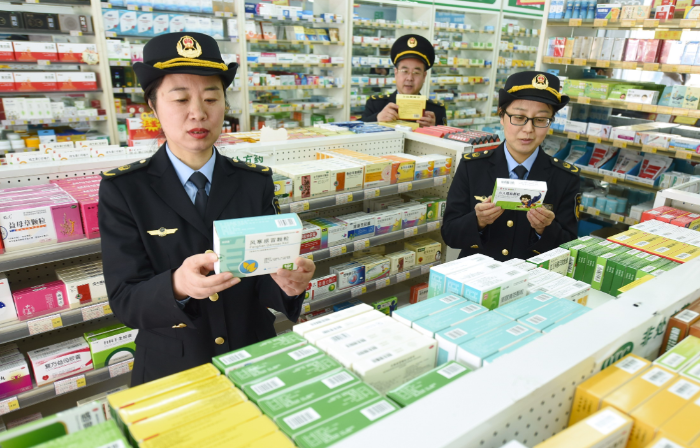 圖為東海縣市場(chǎng)監(jiān)管局城東分局執(zhí)法人員在一家藥店檢查藥品質(zhì)量。