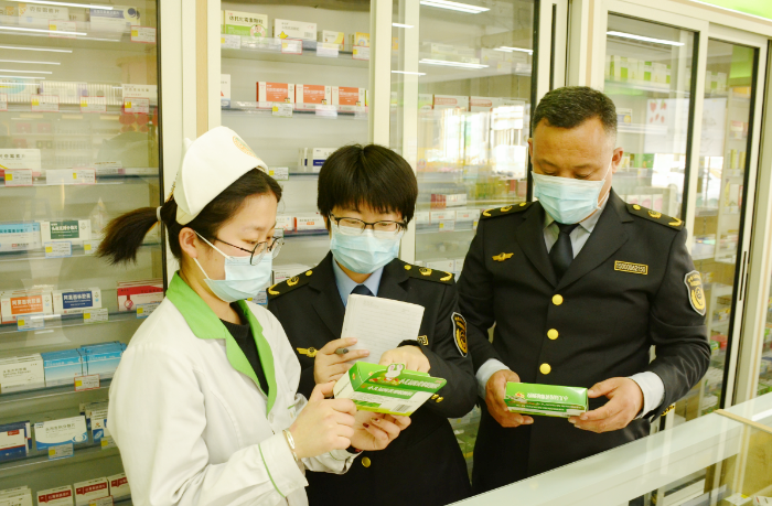 圖為第三分局執(zhí)法人員在一家藥店檢查藥品管理情況。