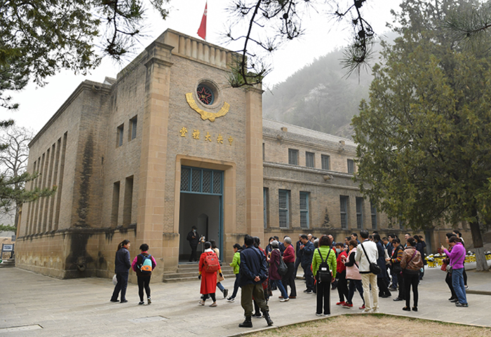 人們在陜西延安楊家?guī)X革命舊址參觀（2021年3月28日攝）。新華社記者 張博文 攝