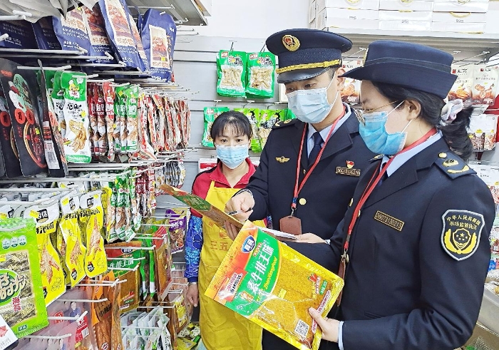 圖為4月5日該局執(zhí)法人員正在一鄉(xiāng)鎮(zhèn)校園周邊商店檢查“辣條”。