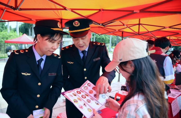 南寧市市場監(jiān)管局工作人員向消費者普及食品等安全知識。（何正君 攝）
