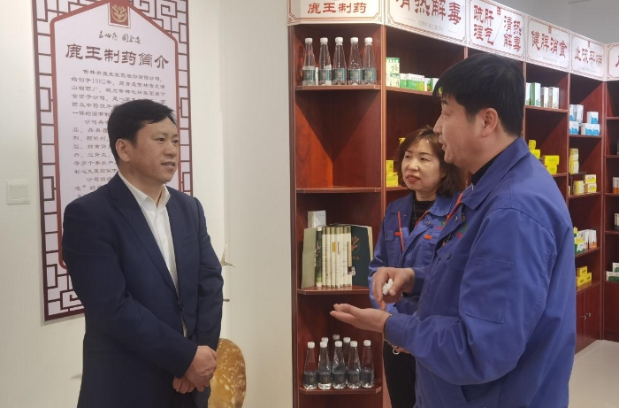 圖為吉林省藥監(jiān)局局長孫繼民（左一）了解企業(yè)發(fā)展情況。