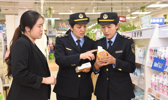 圖為執(zhí)法人員在一家化妝品經(jīng)營(yíng)企業(yè)檢查兒童化妝品的標(biāo)簽標(biāo)識(shí)。