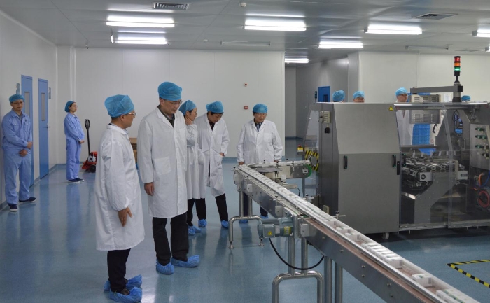 圖為調(diào)研組實(shí)地查看一家生物制藥企業(yè)生產(chǎn)車間，了解企業(yè)需求。