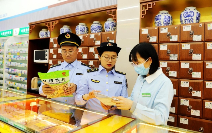圖為4月25日，執(zhí)法人員在對一家零售藥店的中藥飲片進行檢查。