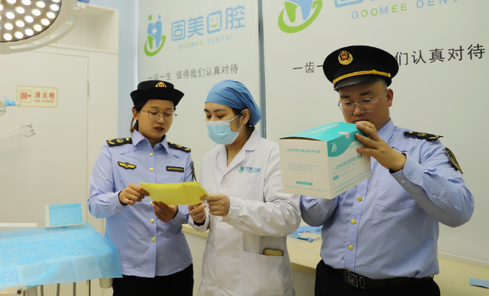 圖為5月5日，渝水區(qū)市場監(jiān)管局執(zhí)法人員在一家口腔診所檢查藥械使用情況。