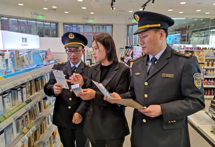 圖為該局執(zhí)法人員在一家化妝品專賣店檢查防曬霜質(zhì)量。
